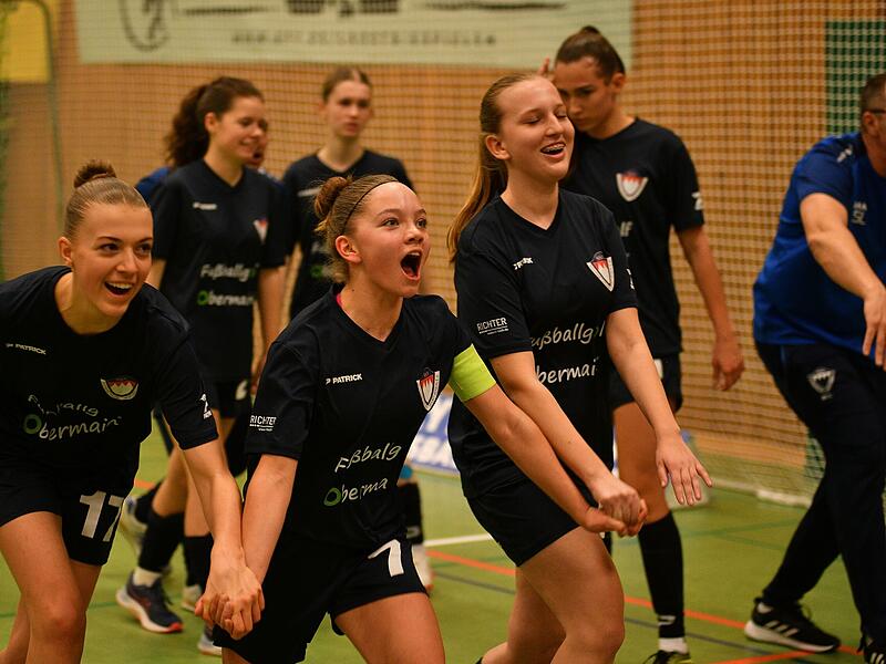 Die Spielerinnen des Schwabthaler SV bedanken sich mit der Welle bei den Fans.