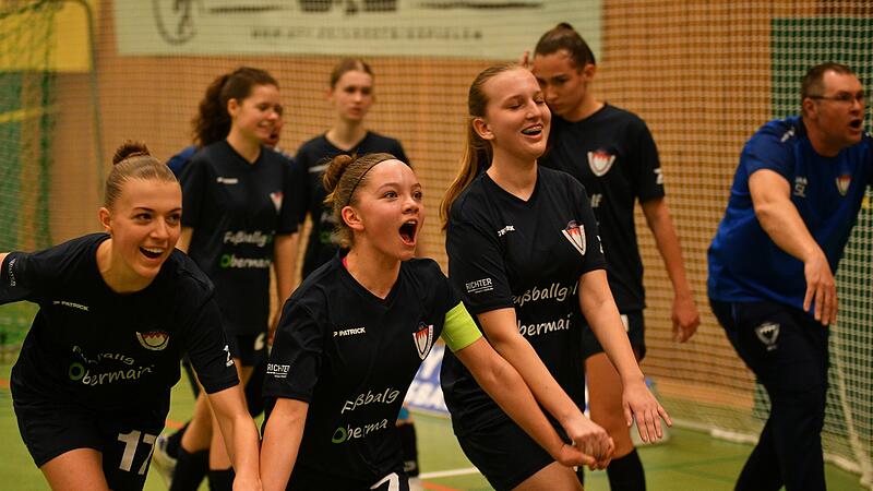 Die Spielerinnen des Schwabthaler SV bedanken sich mit der Welle bei den Fans.