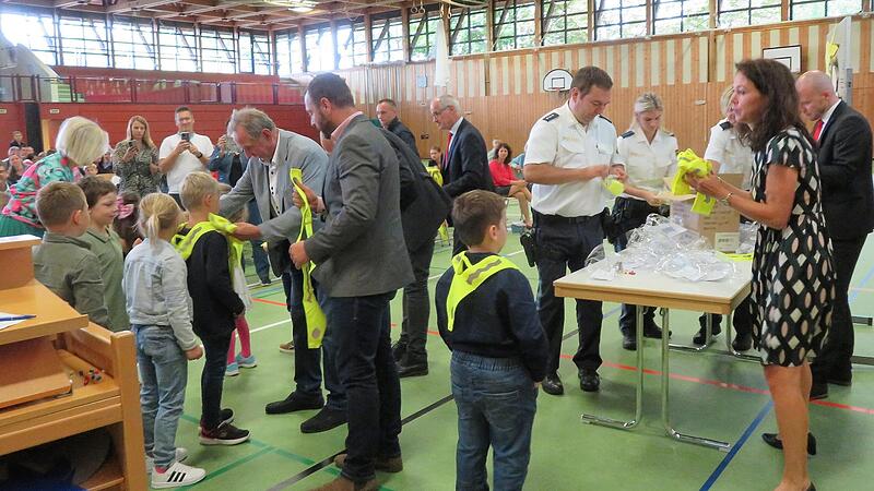 Bei der Ausgabe der Sicherheitstrapeze mussten die Kinder in Bad Staffelstein Geduld mitbringen, rechts im Bild Stefanie Mayr-Leidnecker.