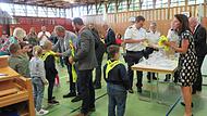 Bei der Ausgabe der Sicherheitstrapeze mussten die Kinder in Bad Staffelstein Geduld mitbringen, rechts im Bild Stefanie Mayr-Leidnecker.