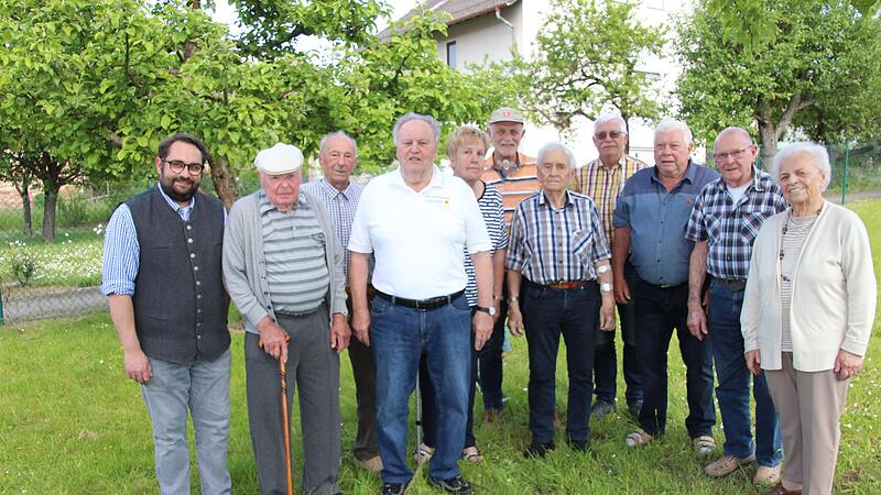 Für 40 Jahre Treue dankten Kreisvorsitzender Stockmann (links) und Vereinsvorsitzende Gabi Schottdorf (Mitte) den Mitgliedern (von links) Gerhard Kessler, Horst Kaiser, Willibald Götz, Helmut Frank, Heinz Muder, Winfried Schmitt, Simon Lippert, Le...