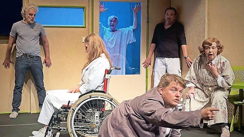 Auf der Bühne geht es turbulent zu. Auf der Bühne geht es turbulent zu.