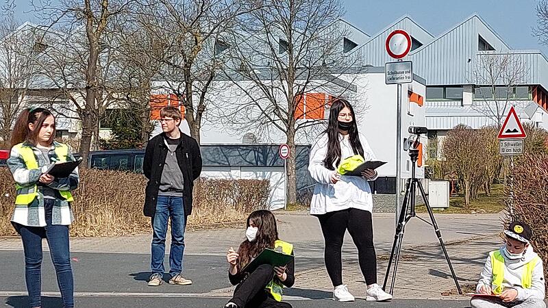 Der Umgang mit dem „Blitzer“ war eine aufregende und ganz neue Erfahrung für die Schüler. Der Umgang mit dem „Blitzer“ war eine aufregende und ganz neue Erfahrung für die Schüler.