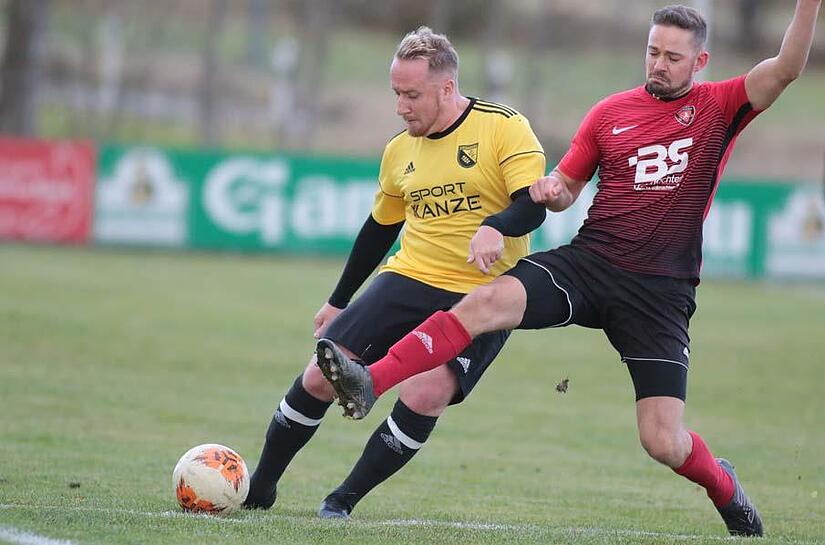 Steffen Wiedel (gelbes Trikot) ist sich sicher, dass sich der SV Steinwiesen schnell aus der Abstiegszone befreien kann.