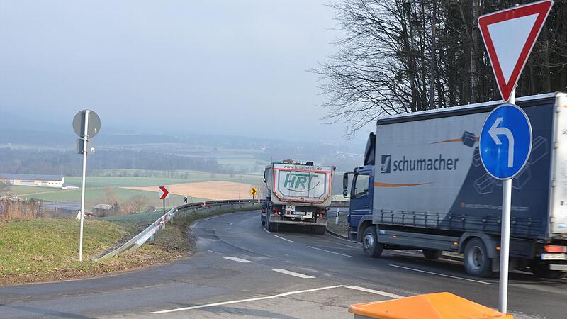 Vor allem für Lkw ist die Kreisstraße am  Stiefvater im Winter eine riskante Strecke.