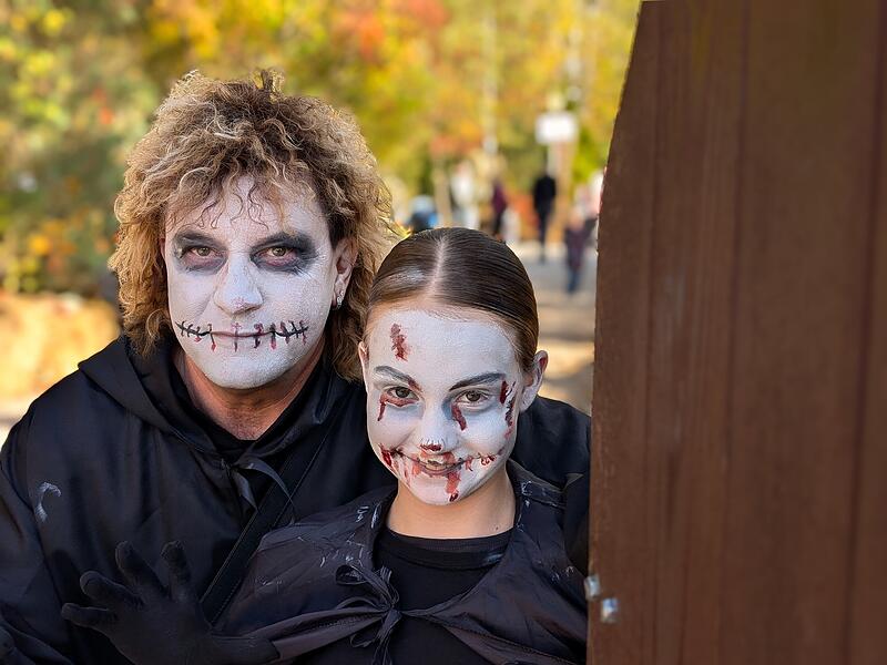 Sonnenschein und gruselig-schöne Besucher: Besser hätte der Halloween-Auftakt im Erlebnispark Schloss Thurn kaum sein können. Wir haben die schönsten Fotos.