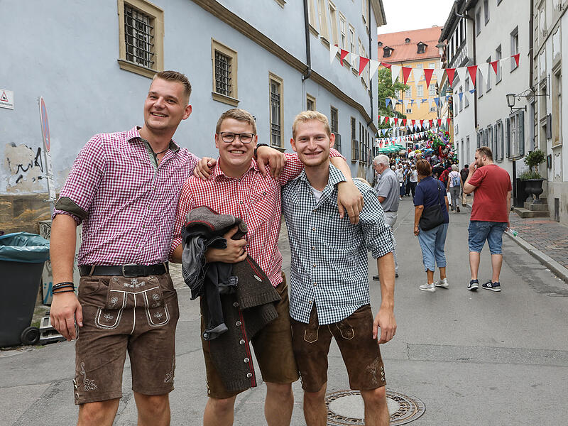 Bamberg; Sandkirchweih Samstag; Fabian Voll (Mitte) hat zum Geb. den Besuch mit Freunden zur Sandkerwa bekommenDer Sandkerwa-Samstag in Bildern