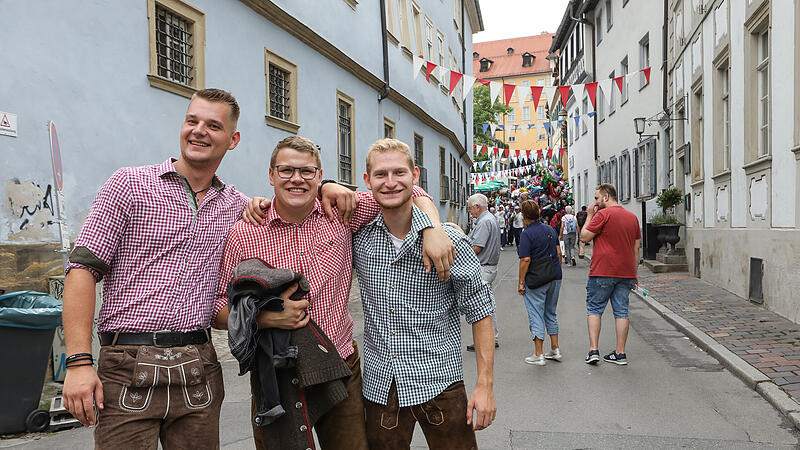 Bamberg; Sandkirchweih Samstag; Fabian Voll (Mitte) hat zum Geb. den Besuch mit Freunden zur Sandkerwa bekommenDer Sandkerwa-Samstag in Bildern