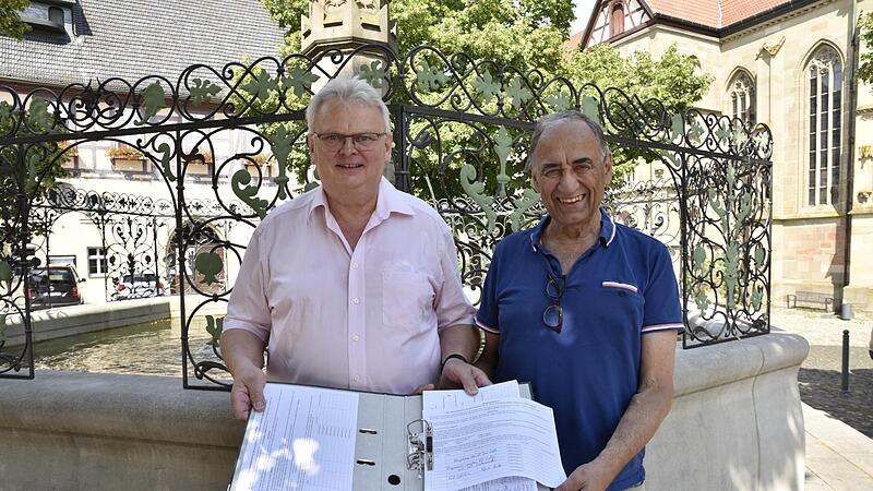 Die Initiatoren des B&uuml;rgerentscheids, Erich Stubenrauch (links) und Alfred Austel, &uuml;bergaben am Donnerstagvormittag im Rathaus der Stadt K&ouml;nigsberg 447 Unterschriften f&uuml;r die Einleitung eines B&uuml;rgerbegehrens.