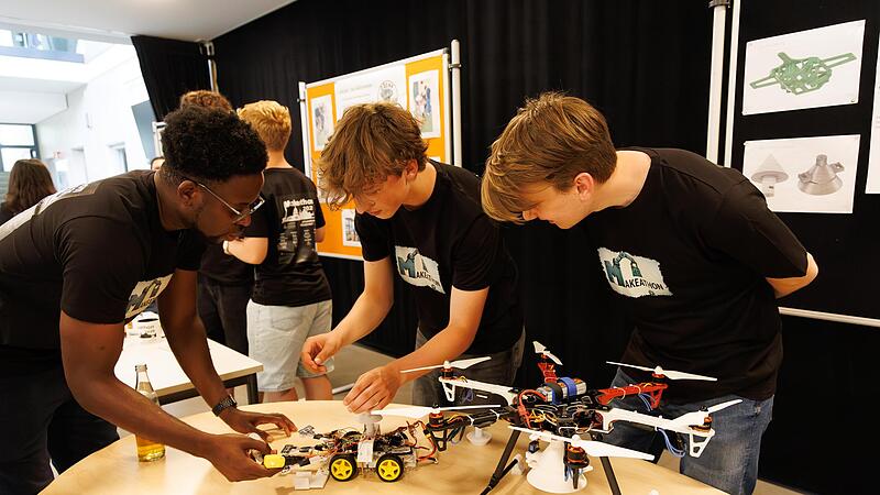 Ein Team f&uuml;hrt die &bdquo;So-Zell-Dro&ldquo; vor.