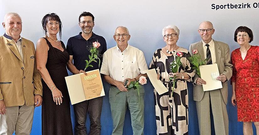 Die Ehrung fand in Wonsees statt (v. l.): Edmund Mauser (BLSV-Kreisvorsitzender), Monika Engelhard ( BLSV-Bezirksvorsitzende), Daniel Dolbea (TC Neunkirchen am Brand), Dietmar und Monika Rühl (DJK Concordia Wimmelbach), Adolf Vestner (TSV Neunkirc...