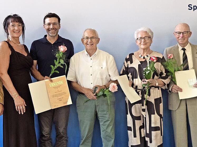 Die Ehrung fand in Wonsees statt (v. l.): Edmund Mauser (BLSV-Kreisvorsitzender), Monika Engelhard ( BLSV-Bezirksvorsitzende), Daniel Dolbea (TC Neunkirchen am Brand), Dietmar und Monika Rühl (DJK Concordia Wimmelbach), Adolf Vestner (TSV Neunkirc...