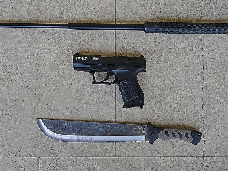 Schwer bewaffnet war eine Gruppe von Kosovo-Albanern bei einer Auseinandersetzung, bei der es um ein M&auml;dchen ging. Sie r&uuml;ckten mit einer Machete, einem Schlagstock und einer Schreckschusspistole an.