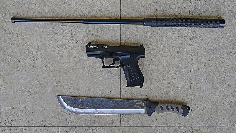 Schwer bewaffnet war eine Gruppe von Kosovo-Albanern bei einer Auseinandersetzung, bei der es um ein M&auml;dchen ging. Sie r&uuml;ckten mit einer Machete, einem Schlagstock und einer Schreckschusspistole an.