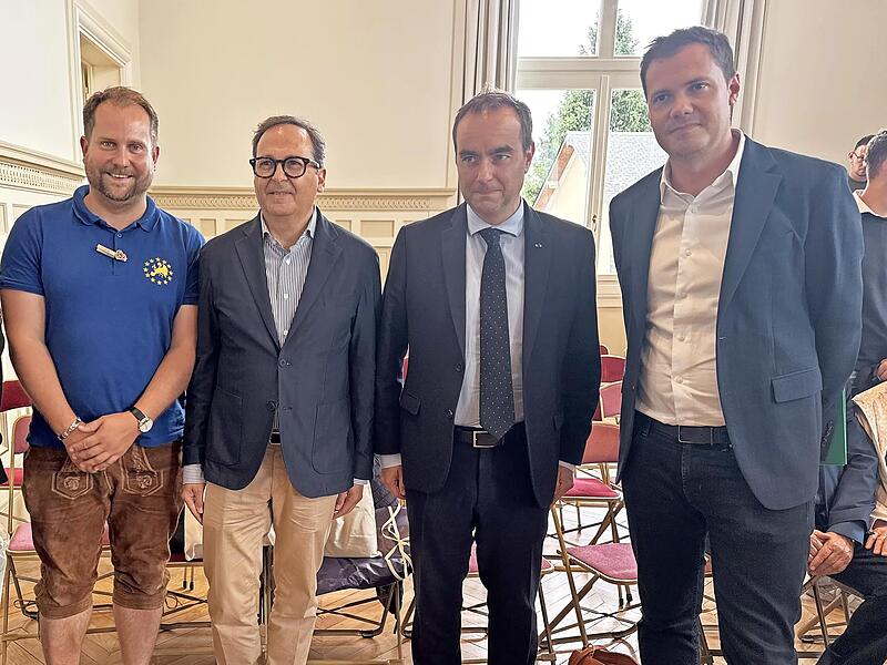 Premierminister Sébastien Lecornu begrüßt die Vertreter der Partnerstädte im Rathaus Vernon (von rechts): François Ouzilleau, Sébastien Lecornu, Francesco Persiani und Michael Eber. Premierminister Sébastien Lecornu begrüßt die Vertreter der Partnerstädte im Rathaus Vernon (von rechts): François Ouzilleau, Sébastien Lecornu, Francesco Persiani und Michael Eber.