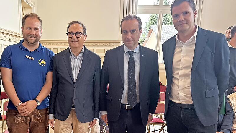 Premierminister Sébastien Lecornu begrüßt die Vertreter der Partnerstädte im Rathaus Vernon (von rechts): François Ouzilleau, Sébastien Lecornu, Francesco Persiani und Michael Eber. Premierminister Sébastien Lecornu begrüßt die Vertreter der Partnerstädte im Rathaus Vernon (von rechts): François Ouzilleau, Sébastien Lecornu, Francesco Persiani und Michael Eber.