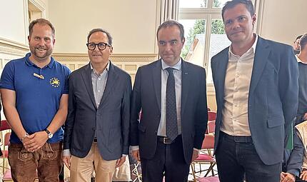 Premierminister Sébastien Lecornu begrüßt die Vertreter der Partnerstädte im Rathaus Vernon (von rechts): François Ouzilleau, Sébastien Lecornu, Francesco Persiani und Michael Eber. Premierminister Sébastien Lecornu begrüßt die Vertreter der Partnerstädte im Rathaus Vernon (von rechts): François Ouzilleau, Sébastien Lecornu, Francesco Persiani und Michael Eber.