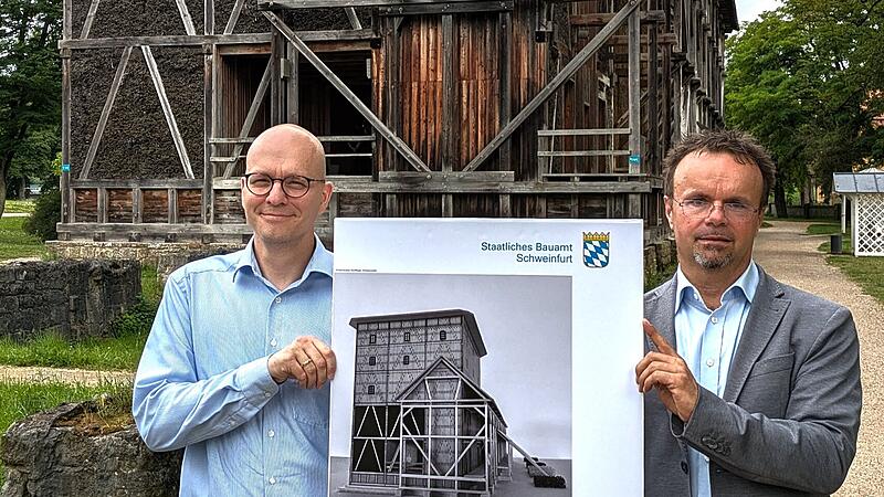 Oberb&uuml;rgermeister Dirk Vogel (links) pr&auml;sentierte mit Baudirektor Otmar Gerhard (Leiter Hochbau) die Pl&auml;ne f&uuml;r den Neubau des Gradierwerks.