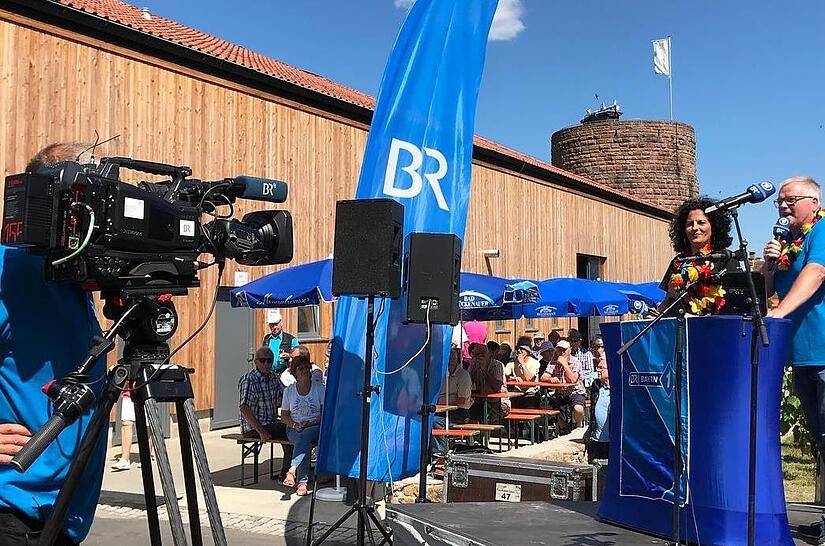 Als Journalist kam Eberhard Schellenberger immer wieder nach Hammelburg, im Juli 2018 moderierte er zum Beispiel gemeinsam mit Irina Hanft die Mainfrankentour im Weingut Lange auf Schloss Saaleck.