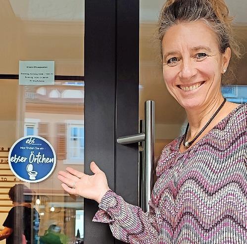 Dieser Aufkleber weist wie hier bei „essArt“ auf die Anlaufstellen für das „Ebser Örtchen“ hin.