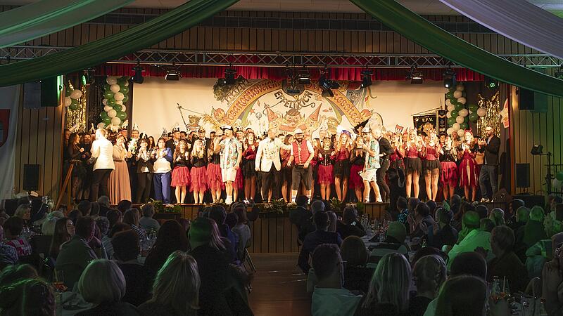 Die Prunksitzung des &bdquo;Effeltricher Fosanochtsvereins Allamoschee&ldquo; 2026 war ein voller Erfolg: Das gro&szlig;e Finale beendet nach mehr als f&uuml;nf Stunden Programm einen Abend, der die Turnhalle bis zum Schluss getragen hat &ndash; mit viel Applaus und bester Stimmung.