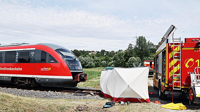 Radfahrerin wird von Zug erfasst und stirbt Radfahrerin wird von Zug erfasst und stirbt