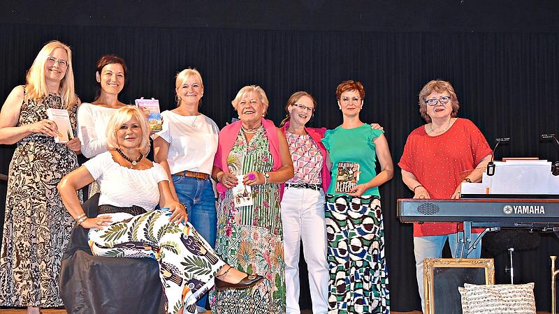 Rund um Organisatorin Andrea Tiessen-Lehmann (vorne) versammelten sich die Mitwirkenden der 32. Frauenlesenacht. Mit Geschichten, Gedichten und Musik gestalteten sie einen inspirierenden und stimmungsvollen Abend unter dem Motto &bdquo;Papperlapapp&ldquo;.Chr...