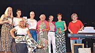 Rund um Organisatorin Andrea Tiessen-Lehmann (vorne) versammelten sich die Mitwirkenden der 32. Frauenlesenacht. Mit Geschichten, Gedichten und Musik gestalteten sie einen inspirierenden und stimmungsvollen Abend unter dem Motto &bdquo;Papperlapapp&ldquo;.Chr...
