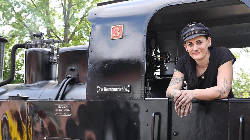Zu den Pfingstdampftagen ist auch die kleine Schmalspurbahn on Tour: Sie wird von Lokführerin Christina Weber gelenkt, die einzige weibliche Zugführerin.