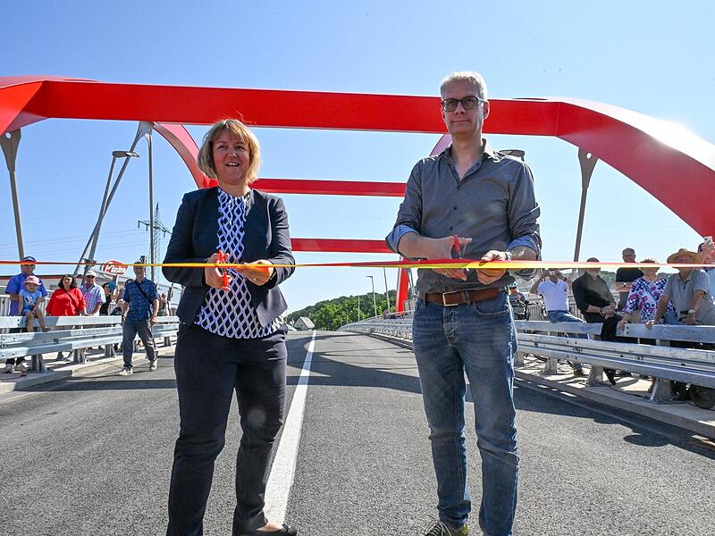 Schnitt: DB-Projektleiterin Nicole Kumpfmüller-Böhm und OB Uwe Kirschstein geben den Verkehr auf der Piastenbrücke frei.Forchheim & Fränkische Schweiz