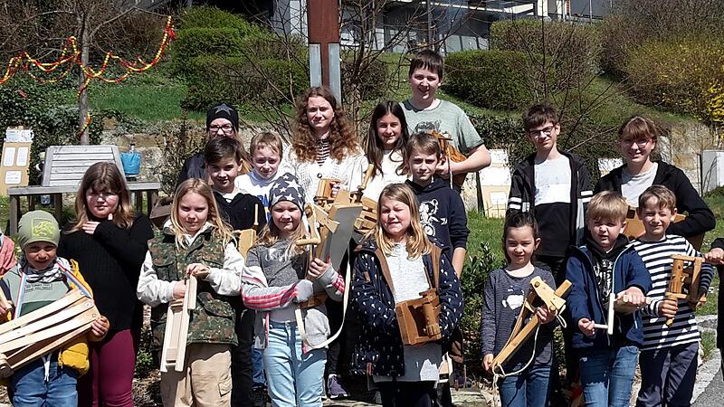 Mit ihren h&ouml;lzernen Instrumenten, den &bdquo;Raschpeln&ldquo;, machten diese Jungen und M&auml;dchen an Karfreitag und Karsamstag in Neundorf darauf aufmerksam, dass es Zeit f&uuml;r die Gottesdienste oder Gebete war. Sie bewahren damit einen alten Brauch, der an den stillen Tagen die schweigenden Kirchenglocken ersetzt.