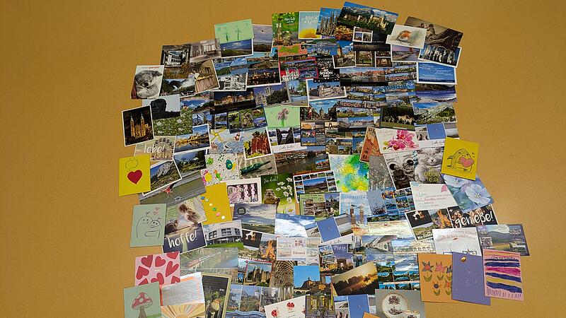 So viele Postkarten! Anna-Lena Hen&szlig;chen ist begeistert &uuml;ber die tolle Resonanz auf ihre Aktion.