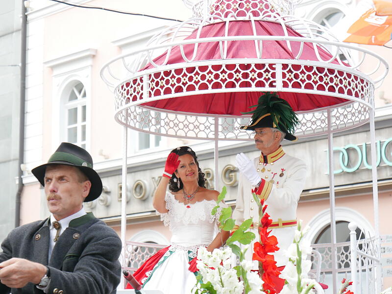 Nadja Keller und Rolf Matthes pr&auml;sentieren Kaiserin Sisi und Kaiser Franz Josef.