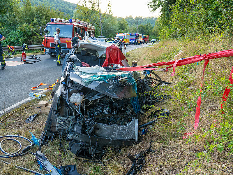 Auto kommt in Gegenverkehr und kollidiert mit Lastwagen: 24-jährige Frau lebensgefährlich verletztSchwerer Unfall Wiesenttal