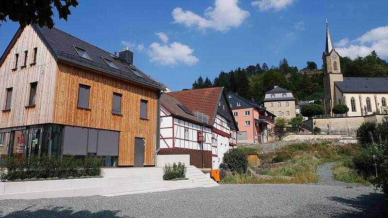 Unverbaut ist nun der Blick von der Stra&szlig;e hinauf zum Pfarrkirche St. Thomas, links das sanierte &bdquo;Karzanella&ldquo;, Marktplatz 4.