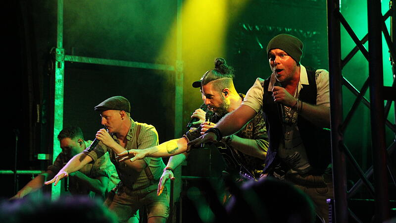 Musiker und Menschen auf einem Konzert