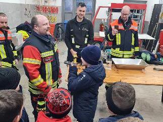 Unterricht bei der Feuerwehr. Unterricht bei der Feuerwehr.