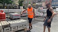 Asphalt gie&szlig;en und Steine schleppen. Die Arbeit von Mario Born (links) und Zlatko Semec ist immer schwei&szlig;treibend.Forchheim & Fr&auml;nkische Schweiz