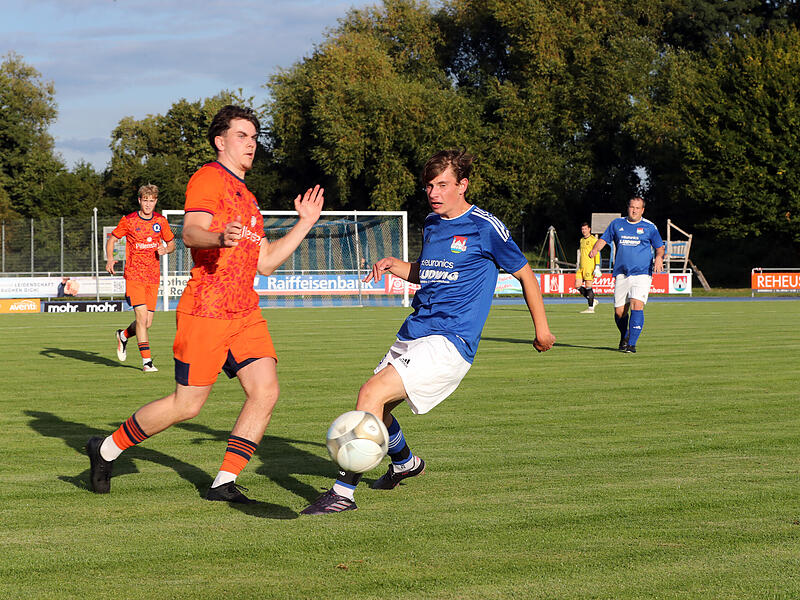 Der Burgebracher Simon Jörg (rechts) brachte sein Team in Feucht mit 1:0 in Front.
