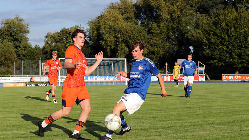 Der Burgebracher Simon J&ouml;rg (rechts) brachte sein Team in Feucht mit 1:0 in Front.