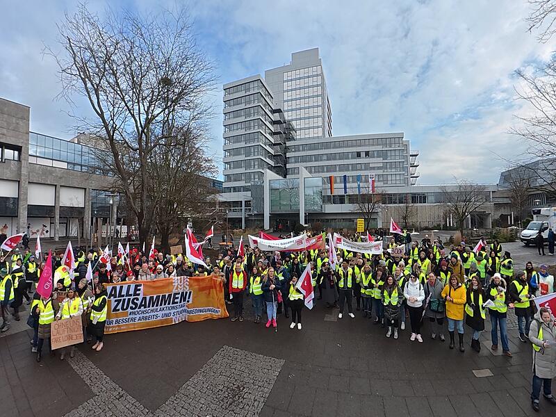 Warnstreik in Mittelfranken: Universit&auml;tsklinikums- und Hochschulmitarbeiter legen ihre Arbeit niederWarnstreik Erlangen