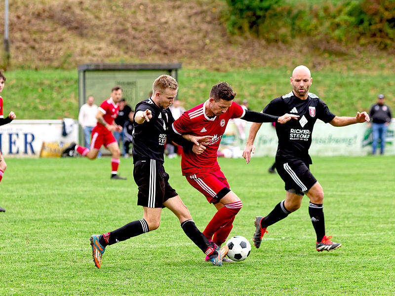 Der ballführende Neuenmarkter Patrick Täffner (Mitte) wird von den „Nullachtern“ Hannes Buchmeier (links) und TSV-Spielertrainer Ali Kilic bedrängt.