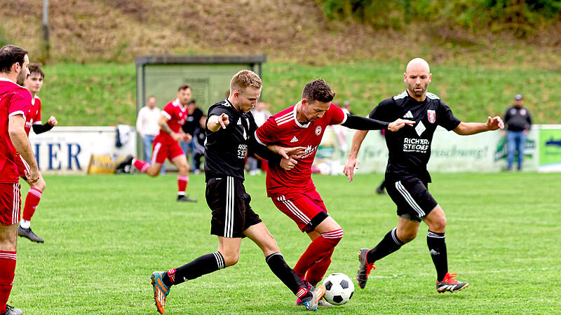 Der ballführende Neuenmarkter Patrick Täffner (Mitte) wird von den „Nullachtern“ Hannes Buchmeier (links) und TSV-Spielertrainer Ali Kilic bedrängt.