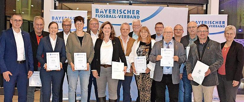 Zwei Geehrte kommen aus dem Fu&szlig;ballkreis Rh&ouml;n: Norbert Hemmerich (5. von rechts) und Norbert Kessler (6.von links). Die Geehrten werden umrahmt von J&uuml;rgen Pfau (BFV-Vizepr&auml;sident/Bezirks-Vorsitzender; links) und Silke Raml (BFV-Vizepr&auml;sidentin; r...