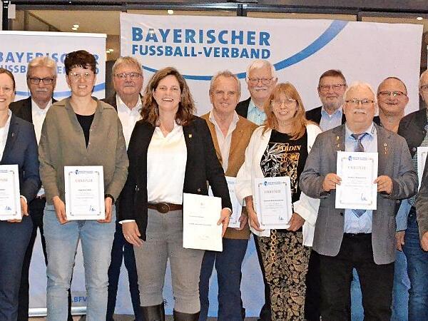 Zwei Geehrte kommen aus dem Fußballkreis Rhön: Norbert Hemmerich (5. von rechts) und Norbert Kessler (6.von links). Die Geehrten werden umrahmt von Jürgen Pfau (BFV-Vizepräsident/Bezirks-Vorsitzender; links) und Silke Raml (BFV-Vizepräsidentin; r... Zwei Geehrte kommen aus dem Fußballkreis Rhön: Norbert Hemmerich (5. von rechts) und Norbert Kessler (6.von links). Die Geehrten werden umrahmt von Jürgen Pfau (BFV-Vizepräsident/Bezirks-Vorsitzender; links) und Silke Raml (BFV-Vizepräsidentin; r...