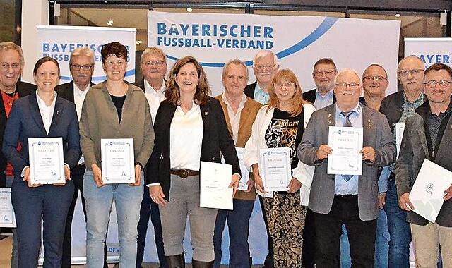 Zwei Geehrte kommen aus dem Fußballkreis Rhön: Norbert Hemmerich (5. von rechts) und Norbert Kessler (6.von links). Die Geehrten werden umrahmt von Jürgen Pfau (BFV-Vizepräsident/Bezirks-Vorsitzender; links) und Silke Raml (BFV-Vizepräsidentin; r... Zwei Geehrte kommen aus dem Fußballkreis Rhön: Norbert Hemmerich (5. von rechts) und Norbert Kessler (6.von links). Die Geehrten werden umrahmt von Jürgen Pfau (BFV-Vizepräsident/Bezirks-Vorsitzender; links) und Silke Raml (BFV-Vizepräsidentin; r...