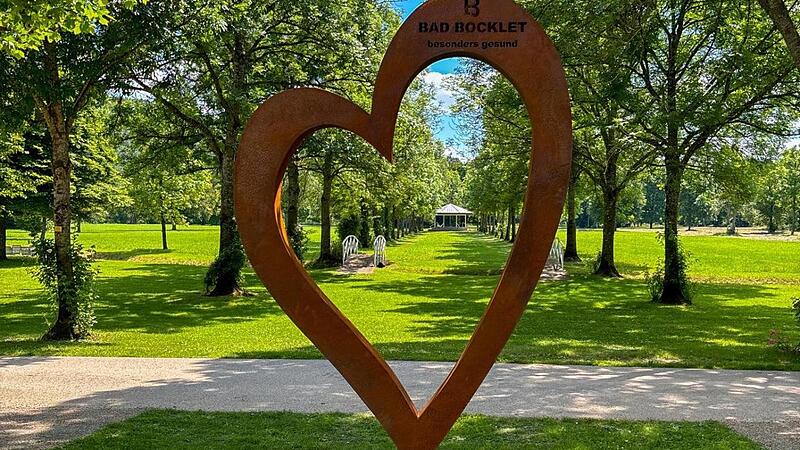 Ein attraktives Fotomotiv mit Blick auf den Pavillon ist das neue Herz im Kurpark von Bad Bocklet.