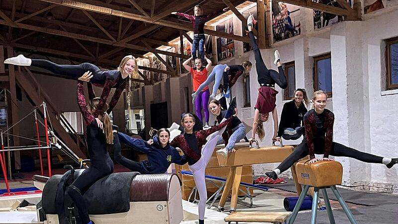 Die Schwarzacher Voltis mit Trainerin Mona Schwanfelder in der Movie-Trainingshalle.&nbsp;