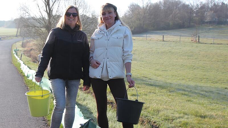 Nicole M&uuml;ller und Natascha sind beide ehrenamtlich als Amphibienretterinnen in Krumbach unterwegs. Drei bis viermal pro Woche sind sie dran. Sie teilen sich die Aufgabe mit elf anderen Ehrenamtlichen &ndash; allein f&uuml;r dieses Gebiet.