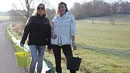Nicole Müller und Natascha sind beide ehrenamtlich als Amphibienretterinnen in Krumbach unterwegs. Drei bis viermal pro Woche sind sie dran. Sie teilen sich die Aufgabe mit elf anderen Ehrenamtlichen – allein für dieses Gebiet.